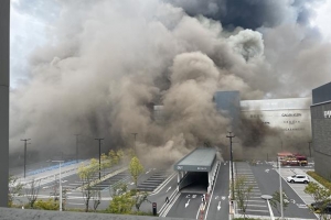 대전 아울렛 화재…치솟는 연기