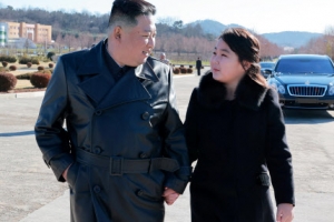 김정은 둘째딸 또 등장… ‘붕어빵 부녀’, ICBM 공로자들과 기념사진