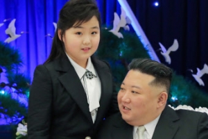  북한 김정은, 딸 김주애와 ‘건군절’ 기념연회 참석