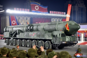 北열병식 ‘고체 ICBM’ 추정 신형미사일