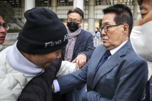 ‘법정 출석’ 박지원-서해 피격 유족 충돌