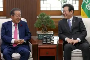 thumbnail - 李대통령, 홍준표와 비공개 오찬… 1년전 약속 ‘막걸리’도 준비