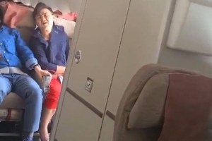 “승무원 악플 마음 아파”…비행기 문 연 범인 제압한 승객의 당부