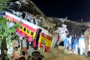 인도서 열차 탈선 충돌 ‘최악 참사’…사망자 최소 288명