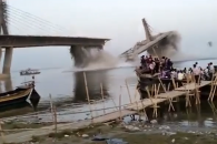 ‘열차 참사’ 인도, 이번엔 갠지스강 다리 건설 중 붕괴(영상)