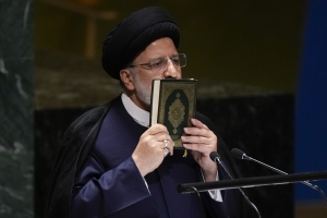 이란 대통령 연설에 이스라엘 대사 ‘히잡 의문사’ 기습 시위