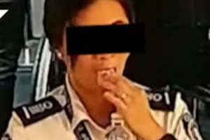 필리핀 공항 보안요원, 40만원 훔쳐 입으로…CCTV ‘포착’