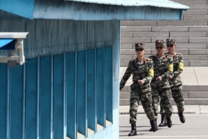 북한군 판문점 근무자, 다시 권총 찼다…‘JSA 비무장화’ 파기