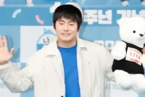 thumbnail - 박나래와 ‘합동 생파’ 하던 기안84, 15살 연하女 스타와…