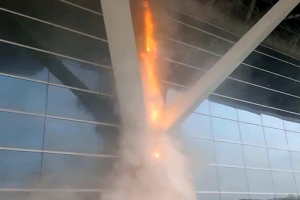 인천공항 제2여객터미널 외부 기둥서 불