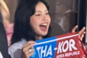 ‘한국-태국 축구경기 직관’ 블랙핑크 리사, 센스있는 ‘탕평응원’ 화제