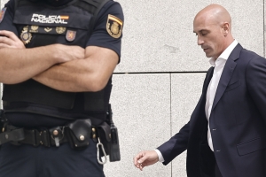 ‘강제 키스에 철퇴’ 前스페인축구협회장 징역형 구형