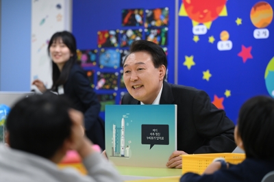 ‘누리호 교사’로 나선 尹…“늘봄학교는 국가책무”