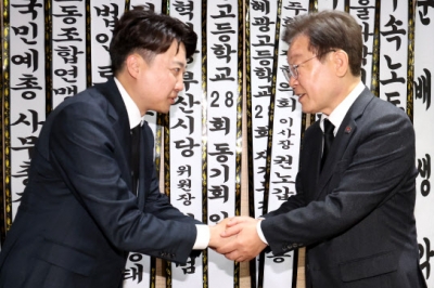 박종철 열사 모친 빈소에서 만난 이재명-이준석