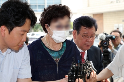 ‘잔고 증명서 위조’ 尹대통령 장모 가석방 보류