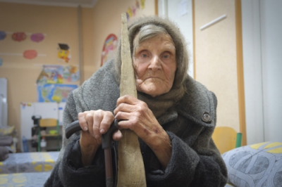 러시아 탈출위해…지팡이 짚고 홀로 10㎞ 걸은 98세 우크라 할머니