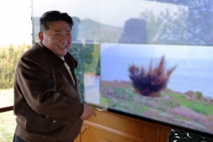 김정은, 신형 240㎜ 방사포탄 시험사격 참관