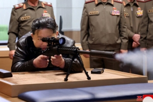 김정은, 저격용 소총 시험 사격