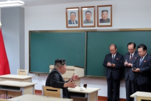 김일성·김정일과 나란히 걸린 김정은 초상화