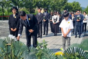 봉하마을 찾은 ‘盧 사위’ 곽상언…노무현 전 대통령 서거 15주기