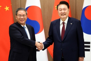 악수하는 尹대통령-리창 中 국무원 총리