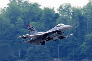 이륙하는 F-16 전투기