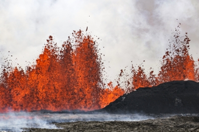 아이슬란드 화산 폭발… 50m 치솟은 용암분수