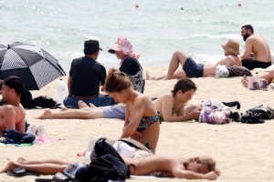 ‘벌써 여름’ 일광욕 즐기는 피서객들