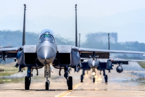 출격 위해 활주로로 이동하는 F-15K 전투기