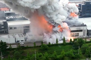 ‘치솟는 연기·불길’ 일차전지 제조 공장 화재