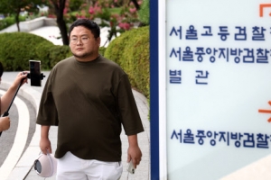 ‘쯔양 협박 의혹’ 구제역, 검찰 자진 출석