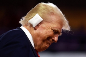 ‘귀 감싼’ 트럼프, 불과 며칠 만에 전당대회로
