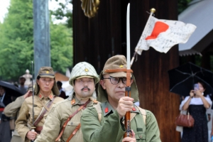 군복 입고 야스쿠니신사 앞 행진하는 사람들