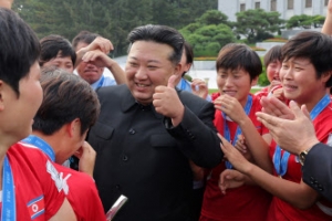 김정은, U-20 우승 女축구팀 격려 ‘엄지척’