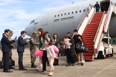 ‘출국 강력 권고’ 2개월 만에 軍수송기로 레바논서 대피