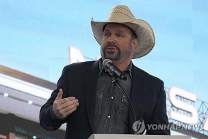 “미용사 앞 옷 벗고 가슴 만져”…국민가수, 성폭행 혐의 피소