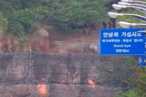 경의선 도로 폭파 장면 찍는 북한군