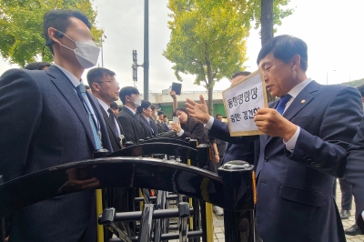 용산 “영부인 동행명령 저열·폭력적”…민주 “국민에 대한 도전” 정면반박