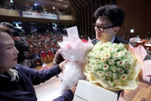 취임 100일 축하 꽃다발 받은 한동훈 대표