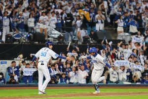 리사, 한국시리즈 4차전 애국가 제창…‘깜짝’ 등장에 야구팬들 환호