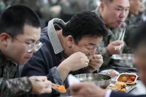 군부대식당에서 장병들과 식사하는 백종원 대표