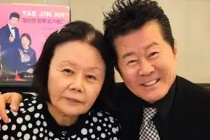 thumbnail - “암울했던 시절” 충격…태진아, 치매 아내와 한국 떠났다