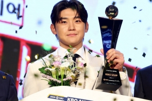 ‘슈퍼스타’ 김도영, MVP 트로피 들고 ‘활짝’