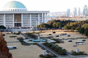 국회, 헬기 착륙 막기 위해 잔디광장에 대형 버스