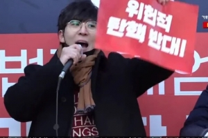 “계엄 환영! 간첩 사형!”…‘탄핵 반대’ 집회 나타난 배우