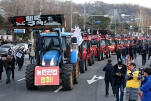 ‘경찰 차벽 해제’…관저로 행진하는 트랙터