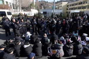 ‘관저 입구 막아선’ 윤석열 대통령 지지자들