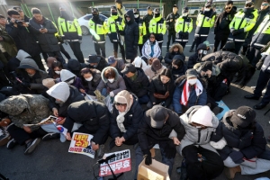 ‘관저 입구 막아선’ 윤석열 대통령 지지자들