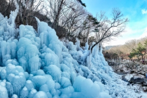 한파에 꽁꽁 언 빙벽