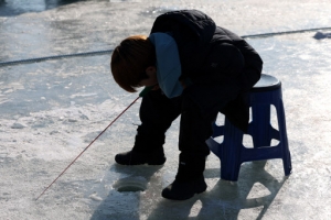 ‘산천어 낚시 삼매경’